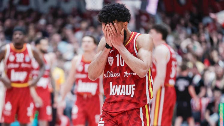 Im Bild: Enttaeuschung nach einem Foulpfiff bei Davion Mintz (Wuerzburg Baskets, 10) 23.04.2026, Basketball, Fitness First Wuerzburg Baskets vs. FC Bayern Muenchen Basketball, easyCredit BBL, 26. Spieltag, Deutschland, 97072, tectake-Arena Wuerzburg, Copyright: HMBxMedia xJulienxBecker