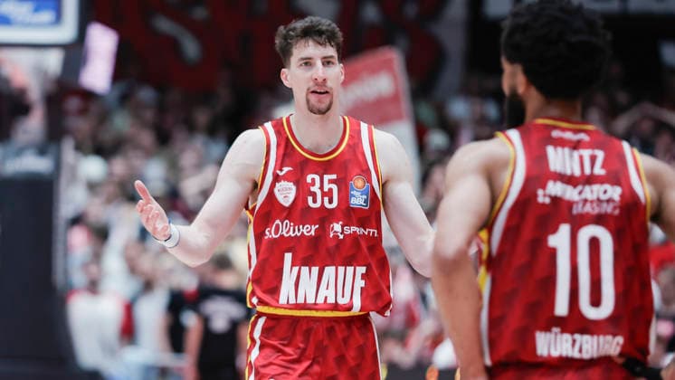 Im Bild: v.li. Alen Pjanic (Wuerzburg Baskets, 35) und Davion Mintz (Wuerzburg Baskets, 10) besprechen sich 23.04.2026, Basketball, Fitness First Wuerzburg Baskets vs. FC Bayern Muenchen Basketball, easyCredit BBL, 26. Spieltag, Deutschland, 97072, tectake-Arena Wuerzburg, Copyright: HMBxMedia xJulienxBecker