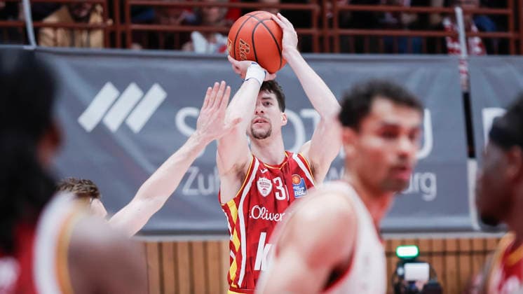 Im Bild: Alen Pjanic (Wuerzburg Baskets, 35) mit dem Dreier 23.04.2026, Basketball, Fitness First Wuerzburg Baskets vs. FC Bayern Muenchen Basketball, easyCredit BBL, 26. Spieltag, Deutschland, 97072, tectake-Arena Wuerzburg, Copyright: HMBxMedia xJulienxBecker