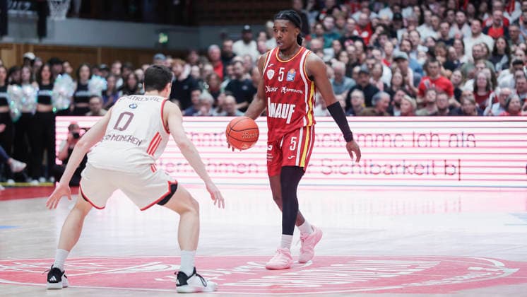 Im Bild: v.li. Nenad Dimitrijevic (FC Bayern Muenchen Basketball, 0) gegen Marcus Carr(Wuerzburg Baskets, 5) am Ball 23.04.2026, Basketball, Fitness First Wuerzburg Baskets vs. FC Bayern Muenchen Basketball, easyCredit BBL, 26. Spieltag, Deutschland, 97072, tectake-Arena Wuerzburg, Copyright: HMBxMedia xJulienxBecker