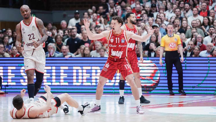 Im Bild: v.li. Mike Isiaha (FC Bayern Muenchen Basketball, 22) und Vladimir Lucic (FC Bayern Muenchen Basketball, 11) und Verwunderung nach einem Foulpfiff bei Brae Ivey (Wuerzburg Baskets, 11) 23.04.2026, Basketball, Fitness First Wuerzburg Baskets vs. FC Bayern Muenchen Basketball, easyCredit BBL, 26. Spieltag, Deutschland, 97072, tectake-Arena Wuerzburg, Copyright: HMBxMedia xJulienxBecker