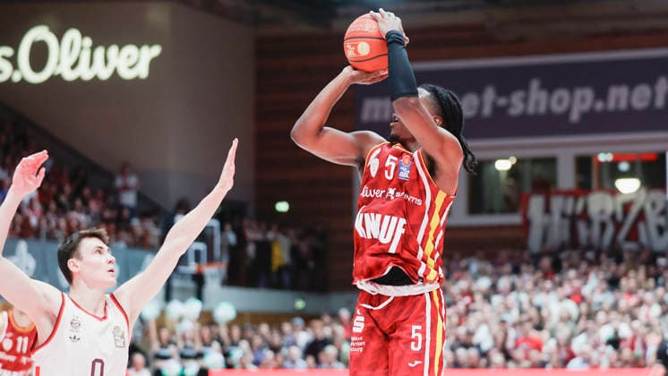 Im Bild: Marcus Carr(Wuerzburg Baskets, 5) am Ball 23.04.2026, Basketball, Fitness First Wuerzburg Baskets vs. FC Bayern Muenchen Basketball, easyCredit BBL, 26. Spieltag, Deutschland, 97072, tectake-Arena Wuerzburg, Copyright: HMBxMedia xJulienxBecker