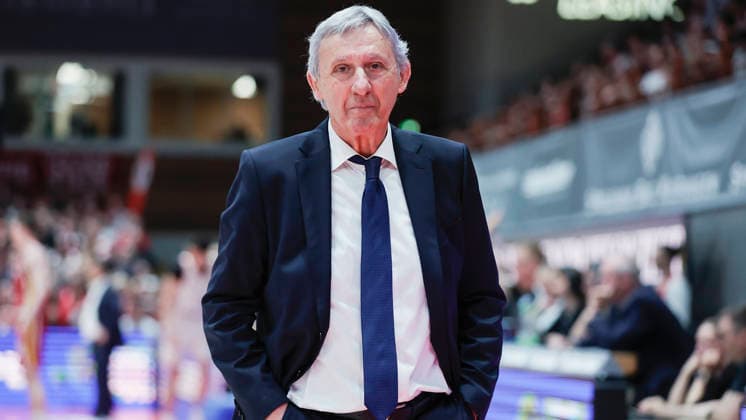 Im Bild: Head-Coach Svetislav Pesic (FC Bayern Muenchen Basketball) 23.04.2026, Basketball, Fitness First Wuerzburg Baskets vs. FC Bayern Muenchen Basketball, easyCredit BBL, 26. Spieltag, Deutschland, 97072, tectake-Arena Wuerzburg, Copyright: HMBxMedia xJulienxBecker