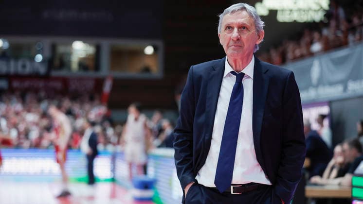 Im Bild: Head-Coach Svetislav Pesic (FC Bayern Muenchen Basketball) 23.04.2026, Basketball, Fitness First Wuerzburg Baskets vs. FC Bayern Muenchen Basketball, easyCredit BBL, 26. Spieltag, Deutschland, 97072, tectake-Arena Wuerzburg, Copyright: HMBxMedia xJulienxBecker
