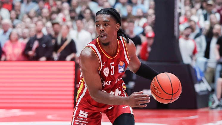 Im Bild: Marcus Carr(Wuerzburg Baskets, 5) am Ball 23.04.2026, Basketball, Fitness First Wuerzburg Baskets vs. FC Bayern Muenchen Basketball, easyCredit BBL, 26. Spieltag, Deutschland, 97072, tectake-Arena Wuerzburg, Copyright: HMBxMedia xJulienxBecker