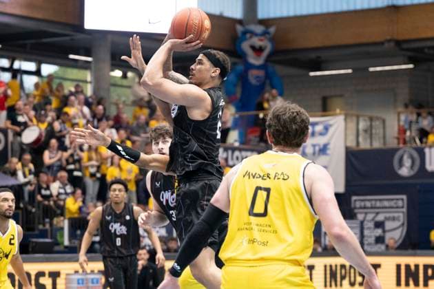 ENBL Final Four - 2025 2026 - Manchester Basketball vs.Dziki Warszawa-Finale Weissenfels, Deutschland 23.April 2026: Im Bild:v.li.Max Jones (Manchester) Weissenfels Stadthalle Weissenfels Sachsen-Anhalt Deutschland