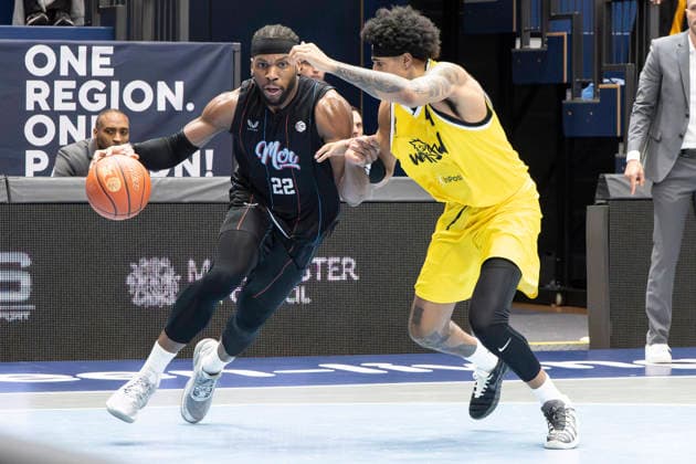 ENBL Final Four - 2025 2026 - Manchester Basketball vs.Dziki Warszawa-Finale Weissenfels, Deutschland 23.April 2026: Im Bild:v. li. im Zweikampf Oluwaseyi Adetukasi (Manchester) und Rivaldo Soares (Warschau) Weissenfels Stadthalle Weissenfels Sachsen-Anhalt Deutschland