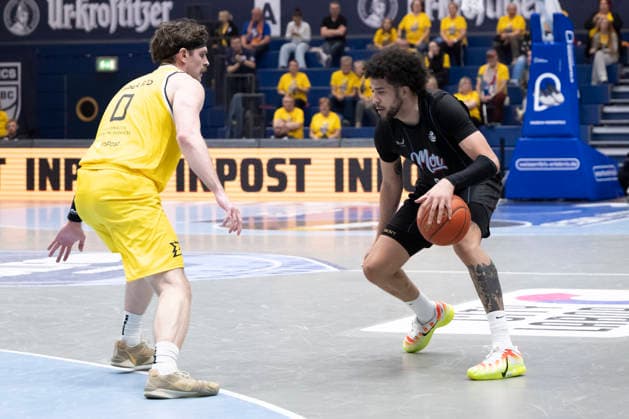 ENBL Final Four - 2025 2026 - Manchester Basketball vs.Dziki Warszawa-Finale Weissenfels, Deutschland 23.April 2026: Im Bild:v.li.Vander Plas (Warschau) und Jordan Johnson (Manchester) Weissenfels Stadthalle Weissenfels Sachsen-Anhalt Deutschland