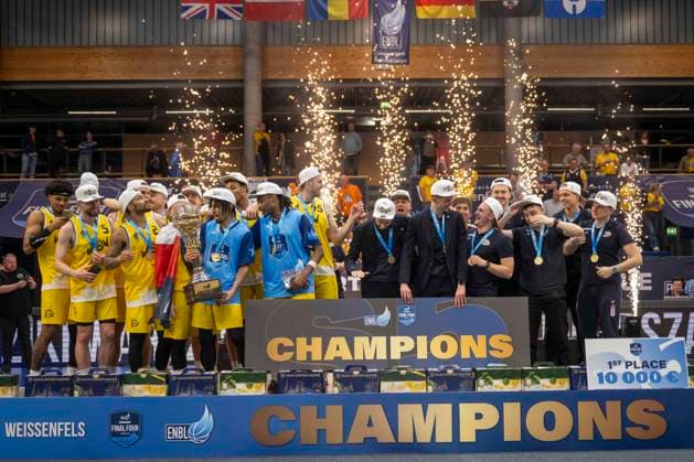 ENBL Final Four - 2025 2026 - Manchester Basketball vs.Dziki Warszawa-Finale Weissenfels, Deutschland 23.April 2026: Im Bild:Die Mannschaft von Dziki Warschau feiert den Sieg im ENBL Final Four Schlussjubel, Schlußjubel, Emotion, Freude, Weissenfels Stadthalle Weissenfels Sachsen-Anhalt Deutschland