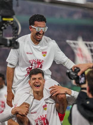 GER, Stuttgart, VfB Stuttgart vs SC Freiburg, DFB-Pokal, Fussball, DFB, Spielzeit 2025 2026, MHP-Arena, Halbfinale im Bild: VfB Stuttgart gewinnt 2:1 nach Toren und steht im DFB Pokalfinale nach dem Sieg gegen den SC Freiburg , Jubel, Freude und Emotionen nach dem Sieg Tiago Tomas (VfB Stuttgart 8) wird getragen von Chema Andres (VfB Stuttgart 30) DFB DFL REGULATIONS PROHIBIT ANY USE OF PHOTOGRAPHS AS IMAGE SEQUENCES AND OR QUASI-VIDEO, 22.04.2026 Copyright: HMBxMedia HendrikxHamelau