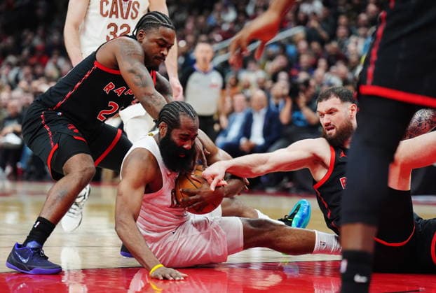 April 23, 2026, Toronto, On, Canada: Toronto Raptors Jamal Shead (left) and Sandro Mamukelashvili (right) battle with Cleveland Cavaliers James Harden (1) for the ball during first half NBA, Basketball Herren, USA playoff basketball action in Toronto on Thursday, April 23, 2026. Canada News - April 23, 2026  - ZUMAc35_ 20260423_zaf_c35_111 Copyright: xFrankxGunnx