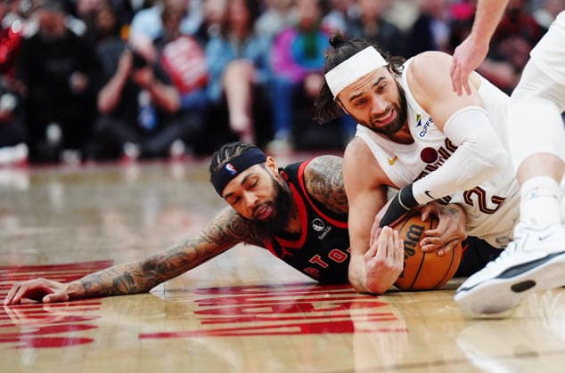 April 23, 2026, Toronto, On, Canada: Toronto Raptors Brandon Ingram (left) battles for a loose ball with Cleveland Cavaliers Max Strus (2) during second half NBA, Basketball Herren, USA playoff basketball action in Toronto on Thursday, April 23, 2026. Canada News - April 23, 2026  - ZUMAc35_ 20260423_zaf_c35_127 Copyright: xFrankxGunnx