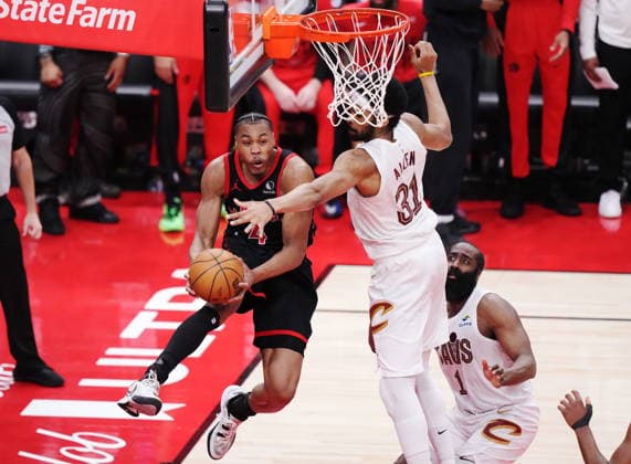 April 23, 2026, Toronto, On, Canada: Toronto Raptors Scottie Barnes (4) shoots as Cleveland Cavaliers Jarrett Allen (31) and James Harden (1) defend during second half NBA, Basketball Herren, USA playoff basketball action in Toronto on Thursday, April 23, 2026. Canada News - April 23, 2026  - ZUMAc35_ 20260423_zaf_c35_142 Copyright: xNathanxDenettex