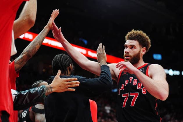 April 23, 2026, Toronto, On, Canada: Toronto Raptors Jamison Battle (77) is congratulated by teammates on the bench during second half NBA, Basketball Herren, USA playoff basketball action against the Cleveland Cavaliers in Toronto on Thursday, April 23, 2026. Canada News - April 23, 2026  - ZUMAc35_ 20260423_zaf_c35_146 Copyright: xFrankxGunnx