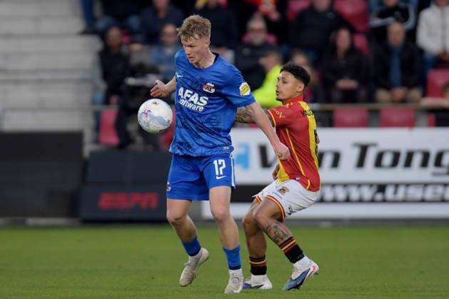 2026-04-23 Go Ahead Eagles v AZ Alkmaar - Dutch Eredivisie DEVENTER, NETHERLANDS - APRIL 23: (L-R) Isak Jensen of AZ Alkmaar, Dean James of Go Ahead Eagles during the Dutch Eredivisie match between Go Ahead Eagles and AZ Alkmaar at De Adelaarshorst on April 23, 2026 in Deventer, Netherlands. Deventer De Adelaarshorst Netherlands Content not available for redistribution in The Netherlands directly or indirectly through any third parties. Copyright: xDennisxBresserx