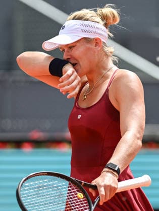 (260424) -- MADRID, April 24, 2026 -- Peyton Stearns reacts during the women s singles round of 64 match between Aryna Sabalenka of Belarus and Peyton Stearns of the United States at the 2026 Madrid Open tennis tournament in Madrid, Spain, on April 23, 2026. ) (SP)SPAIN-MADRID-TENNIS-MADRID OPEN-WOMEN S SINGLES ChengxMin 