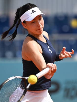 (260423) -- MADRID, April 23, 2026 -- Wang Xinyu hits a return during the women s singles round of 64 match between Wang Xinyu of China and Laura Samson of the Czech Republic at the 2026 ATP, Tennis Herren Tour Madrid Open tennis tournament in Madrid, Spain, on April 23, 2026. ) (SP)SPAIN-MADRID-TENNIS-MADRID OPEN-WOMEN S SINGLES ChengxMin 