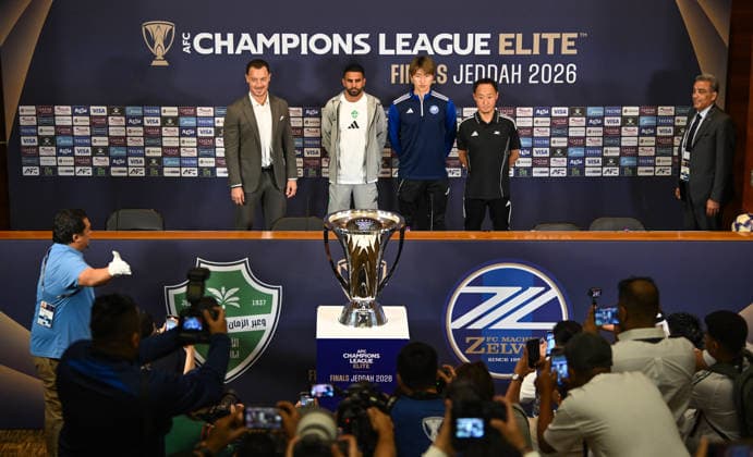 JEDDAH, SAUDI ARABIA - 24 April: Group photo of both teams with the cup the pre-match press conference, PK, Pressekonferenz ahead of the AFC Champions League Elite 2026 final.