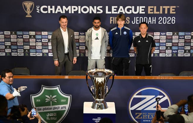 JEDDAH, SAUDI ARABIA - 24 April: Group photo of both teams with the cup the pre-match press conference, PK, Pressekonferenz ahead of the AFC Champions League Elite 2026 final.
