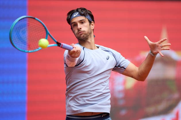 Mutua Madrid Open - Day Five Lorenzo Musetti of Italy plays a forehand against Hubert Hurkacz of Poland during the MenÕs Singles match on day five of the Mutua Madrid Open at Caja Magica on April 24, 2026, in Madrid, Spain. Madrid Caja Magica Madrid Spain RL_MMO2K26_000900 Copyright: xRicardoxLarreinax