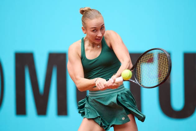Mutua Madrid Open - Day Five Anastasia Potapova of Austria plays a backhand against Shuai Zhang of China during the GirlÕs Singles match on day five of the Mutua Madrid Open at Caja Magica on April 24, 2026, in Madrid, Spain. Madrid Caja Magica Madrid Spain RL_MMO2K26_000954 Copyright: xRicardoxLarreinax