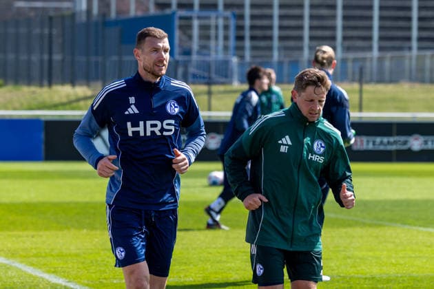 24.04.2026, Fussball, Training des FC Schalke 04. v. l. Edin Dzeko (FC Schalke 04), Reha-Trainer Marc Thum (FC Schalke 04). Gelsenkirchen Trainingsgelände FC Schalke 04 NRW Deutschland xRHR-FOTO YYx *** 24 04 2026, Football, Training of FC Schalke 04 v l Edin Dzeko FC Schalke 04 , Rehab Trainer Marc Thum FC Schalke 04 Gelsenkirchen Training ground FC Schalke 04 NRW Germany xRHR PHOTO YYx Copyright: RHR-FOTOx RHR-FOTO YY