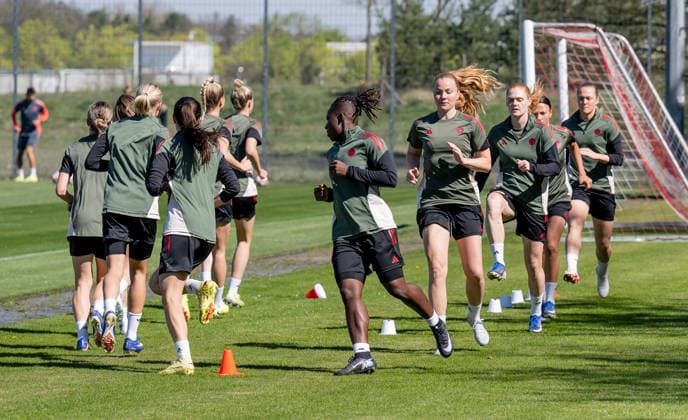 Aufwaermen vor dem Training GER, FC Bayern Muenchen Frauen, Fussball, UEFA Womens Champions League, Abschlusstraining vor Halbfinale gegen FC Barcelona, Barca Saison 2025 2026, 24.04.2026 (DFL DFB REGULATIONS PROHIBIT ANY USE OF PHOTOGRAPHS as IMAGE SEQUENCES and or QUASI-VIDEO). GER, FC Bayern Muenchen Frauen, Fussball, UEFA Womens Champions League, Abschlusstraining vor Halbfinale gegen FC Barcelona, Saison 2025 2026, 24.04.2026 Muenchen *** Warming up before training GER, FC Bayern Muenchen Women, Football, UEFA Womens Champions League, Final training before semi-final against FC Barcelona, Season 2025 2026, 24 04 2026 DFL DFB REGULATIONS PROHIBIT ANY USE OF PHOTOGRAPHS as IMAGE SEQUENCES and or QUASI VIDEO GER, FC Bayern Muenchen Frauen, Fußball, UEFA Womens Champions League, Final training before semi-final against FC Barcelona, Saison 2025 2026, 24 04 2026 Muenchen Copyright: xEibner-Pressefoto FranzxFeinerx EP_HFR