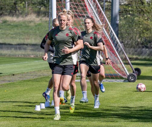 Carolin Simon (FC Bayern Muenchen Frauen, 30) beim Aufwaermen vor dem Training, dahinter Giulia Gwinn (FC Bayern Muenchen Frauen, 07) und Katharina Naschenweng (FC Bayern Muenchen Frauen, 19) GER, FC Bayern Muenchen Frauen, Fussball, UEFA Womens Champions League, Abschlusstraining vor Halbfinale gegen FC Barcelona, Barca Saison 2025 2026, 24.04.2026 (DFL DFB REGULATIONS PROHIBIT ANY USE OF PHOTOGRAPHS as IMAGE SEQUENCES and or QUASI-VIDEO). GER, FC Bayern Muenchen Frauen, Fussball, UEFA Womens Champions League, Abschlusstraining vor Halbfinale gegen FC Barcelona, Saison 2025 2026, 24.04.2026 Muenchen Copyright: xEibner-Pressefoto FranzxFeinerx EP_HFR