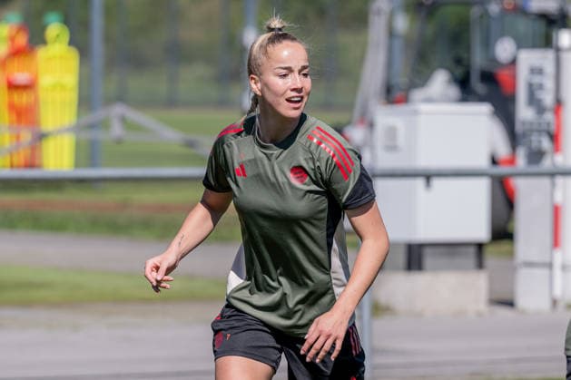 Giulia Gwinn (FC Bayern Muenchen Frauen, 07) GER, FC Bayern Muenchen Frauen, Fussball, UEFA Womens Champions League, Abschlusstraining vor Halbfinale gegen FC Barcelona, Barca Saison 2025 2026, 24.04.2026 (DFL DFB REGULATIONS PROHIBIT ANY USE OF PHOTOGRAPHS as IMAGE SEQUENCES and or QUASI-VIDEO). GER, FC Bayern Muenchen Frauen, Fussball, UEFA Womens Champions League, Abschlusstraining vor Halbfinale gegen FC Barcelona, Saison 2025 2026, 24.04.2026 Muenchen Copyright: xEibner-Pressefoto FranzxFeinerx EP_HFR