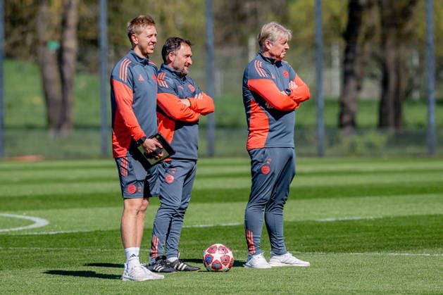 Jose Barcala (Chef-Trainer, FC Bayern Muenchen Frauen) und Kjetil Lone (Co-Trainer, FC Bayern Muenchen Frauen) beobachten das Aufwaermprogramm ihrer Spielerinnen GER, FC Bayern Muenchen Frauen, Fussball, UEFA Womens Champions League, Abschlusstraining vor Halbfinale gegen FC Barcelona, Barca Saison 2025 2026, 24.04.2026 (DFL DFB REGULATIONS PROHIBIT ANY USE OF PHOTOGRAPHS as IMAGE SEQUENCES and or QUASI-VIDEO). GER, FC Bayern Muenchen Frauen, Fussball, UEFA Womens Champions League, Abschlusstraining vor Halbfinale gegen FC Barcelona, Saison 2025 2026, 24.04.2026 Muenchen Copyright: xEibner-Pressefoto FranzxFeinerx EP_HFR