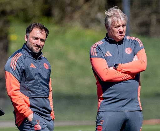 Jose Barcala (Chef-Trainer, FC Bayern Muenchen Frauen) und Kjetil Lone (Co-Trainer, FC Bayern Muenchen Frauen) beobachten das Aufwaermprogramm ihrer Spielerinnen GER, FC Bayern Muenchen Frauen, Fussball, UEFA Womens Champions League, Abschlusstraining vor Halbfinale gegen FC Barcelona, Barca Saison 2025 2026, 24.04.2026 (DFL DFB REGULATIONS PROHIBIT ANY USE OF PHOTOGRAPHS as IMAGE SEQUENCES and or QUASI-VIDEO). GER, FC Bayern Muenchen Frauen, Fussball, UEFA Womens Champions League, Abschlusstraining vor Halbfinale gegen FC Barcelona, Saison 2025 2026, 24.04.2026 Muenchen Copyright: xEibner-Pressefoto FranzxFeinerx EP_HFR