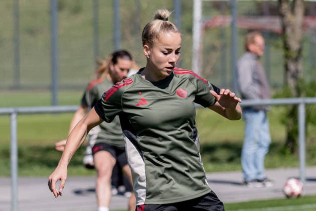 Giulia Gwinn (FC Bayern Muenchen Frauen, 07) GER, FC Bayern Muenchen Frauen, Fussball, UEFA Womens Champions League, Abschlusstraining vor Halbfinale gegen FC Barcelona, Barca Saison 2025 2026, 24.04.2026 (DFL DFB REGULATIONS PROHIBIT ANY USE OF PHOTOGRAPHS as IMAGE SEQUENCES and or QUASI-VIDEO). GER, FC Bayern Muenchen Frauen, Fussball, UEFA Womens Champions League, Abschlusstraining vor Halbfinale gegen FC Barcelona, Saison 2025 2026, 24.04.2026 Muenchen Copyright: xEibner-Pressefoto FranzxFeinerx EP_HFR