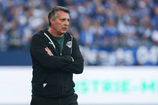 2. Bundesliga - FC Schalke 04 - SC Preußen Münster am 19.04.2026 in der Veltins-Arena auf Schalke Trainer Alois Schwartz (Muenster) nachdenklich *** 2 Bundesliga FC Schalke 04 SC Preußen Münster on 19 04 2026 in the Veltins Arena at Schalke Coach Alois Schwartz Muenster pensive MH