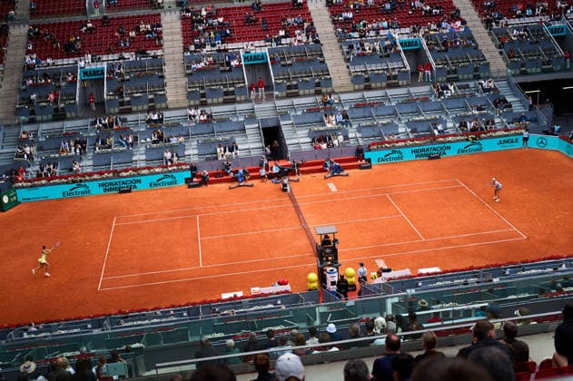 (260424) -- MADRID, April 24, 2026 -- Zheng Qinwen (L) hits a return during the women s singles round of 64 match between Zheng Qinwen of China and Sofia Kenin of the United States at the 2026 Madrid Open tennis tournament in Madrid, Spain, on April 24, 2026. ) (SP)SPAIN-MADRID-TENNIS-MADRID OPEN-WOMEN S SINGLES MengxDingbo 
