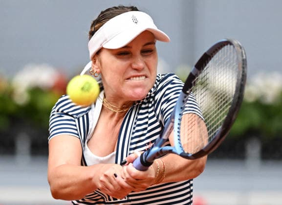 (260424) -- MADRID, April 24, 2026 -- Sofia Kenin hits a return during the women s singles round of 64 match between Zheng Qinwen of China and Sofia Kenin of the United States at the 2026 Madrid Open tennis tournament in Madrid, Spain, on April 24, 2026. ) (SP)SPAIN-MADRID-TENNIS-MADRID OPEN-WOMEN S SINGLES ChengxMin 