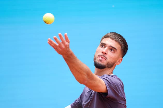 Mutua Madrid Open - Day Five Dino Prizmic of Croatia serves against Ben Shelton of United States during the Men™s Singles match on day five of the Mutua Madrid Open at Caja Magica on April 24, 2026, in Madrid, Spain. Madrid Caja Magica Madrid Spain RL_MMO2K26_001016 Copyright: xRicardoxLarreinax