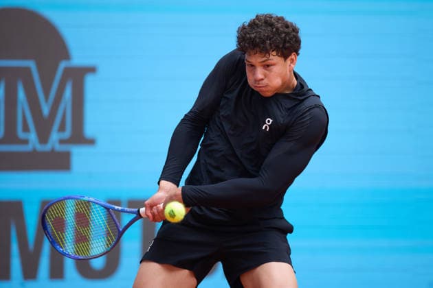 Mutua Madrid Open - Day Five Ben Shelton of United States plays a backhand against Dino Prizmic of Croatia during the MenÕs Singles match on day five of the Mutua Madrid Open at Caja Magica on April 24, 2026, in Madrid, Spain. Madrid Caja Magica Madrid Spain RL_MMO2K26_001021 Copyright: xRicardoxLarreinax