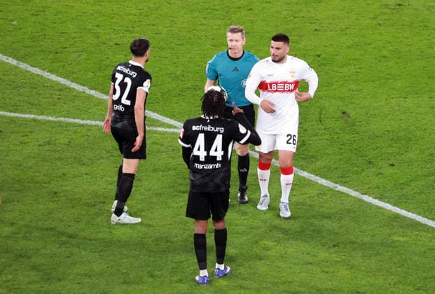 23.04.26 VfB Stuttgart - SC Freiburg Deutschland, Stuttgart, 24.04.2026, Fussball, DFB-Pokal, Saison 2025 2026, Halbfinale, VfB Stuttgart - SC Freiburg: v.l. Tobias Welz (Schiedsrichter), Deniz Undav (VfB Stuttgart). *** 23 04 26 VfB Stuttgart SC Freiburg Germany, Stuttgart, 24 04 2026, Football, DFB Pokal, Season 2025 2026, Semi-final, VfB Stuttgart SC Freiburg v l Tobias Welz Referee , Deniz Undav VfB Stuttgart