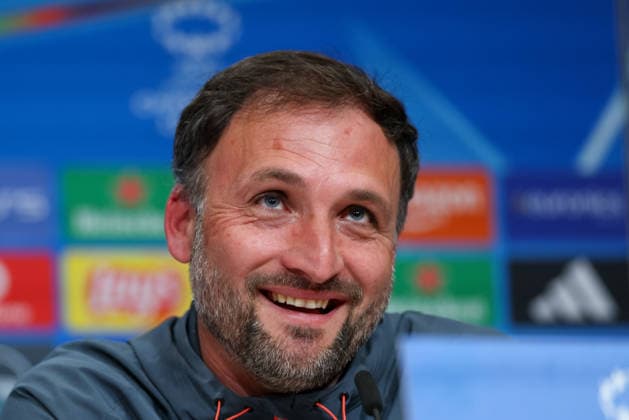 Jose Barcala (FC Bayern Muenchen, Chef-Trainer) lacht bei der Pressekonferenz, GER, Internationale Pressekonferenz, FC Bayern Muenchen, Fussball, UEFA Womens Champions League, Halbfinale, Hinspiel, Saison 2025 2026, 24.04.2026, GER, Internationale Pressekonferenz, FC Bayern Muenchen, Fussball, UEFA Womens Champions League, Halbfinale, Hinspiel, Saison 2025 2026, 24.04.2026 Muenchen Copyright: xEibner-Pressefoto JennixMaulx EP_JML