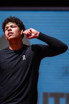 Mutua Madrid Open 2026 - Day 5 Ben Shelton of the United States competes against Dino Prizmic of Croatia during their Men s Singles match on Day Five of the Mutua Madrid Open at La Caja Magica on April 24, 2026, in Madrid, Spain. Madrid Madrid Spain  Copyright: xMiguelxReisx originalFilename:reis-notitle260424_npscL.jpg