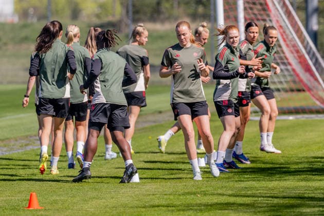 Aufwaermprogramm vor dem Training, vorne Glodis Perla Viggosdottir (FC Bayern Muenchen Frauen, 04) GER, FC Bayern Muenchen Frauen, Fussball, UEFA Womens Champions League, Abschlusstraining vor Halbfinale gegen FC Barcelona, Barca Saison 2025 2026, 24.04.2026 (DFL DFB REGULATIONS PROHIBIT ANY USE OF PHOTOGRAPHS as IMAGE SEQUENCES and or QUASI-VIDEO). GER, FC Bayern Muenchen Frauen, Fussball, UEFA Womens Champions League, Abschlusstraining vor Halbfinale gegen FC Barcelona, Saison 2025 2026, 24.04.2026 Muenchen Copyright: xEibner-Pressefoto FranzxFeinerx EP_HFR