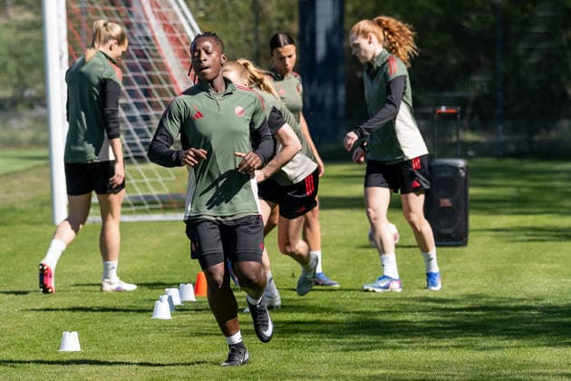 Bernadette Amani (FC Bayern Muenchen Frauen, 15) beim Aufwaermen vor dem Training GER, FC Bayern Muenchen Frauen, Fussball, UEFA Womens Champions League, Abschlusstraining vor Halbfinale gegen FC Barcelona, Barca Saison 2025 2026, 24.04.2026 (DFL DFB REGULATIONS PROHIBIT ANY USE OF PHOTOGRAPHS as IMAGE SEQUENCES and or QUASI-VIDEO). GER, FC Bayern Muenchen Frauen, Fussball, UEFA Womens Champions League, Abschlusstraining vor Halbfinale gegen FC Barcelona, Saison 2025 2026, 24.04.2026 Muenchen Copyright: xEibner-Pressefoto FranzxFeinerx EP_HFR