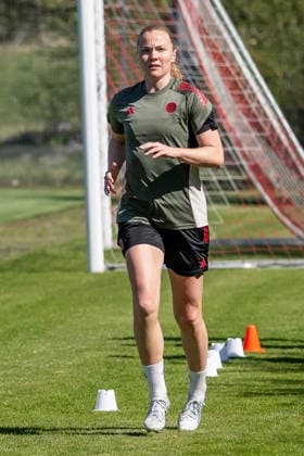 Glodis Perla Viggosdottir (FC Bayern Muenchen Frauen, 04) beim Aufwaermen vor dem Training GER, FC Bayern Muenchen Frauen, Fussball, UEFA Womens Champions League, Abschlusstraining vor Halbfinale gegen FC Barcelona, Barca Saison 2025 2026, 24.04.2026 (DFL DFB REGULATIONS PROHIBIT ANY USE OF PHOTOGRAPHS as IMAGE SEQUENCES and or QUASI-VIDEO). GER, FC Bayern Muenchen Frauen, Fussball, UEFA Womens Champions League, Abschlusstraining vor Halbfinale gegen FC Barcelona, Saison 2025 2026, 24.04.2026 Muenchen Copyright: xEibner-Pressefoto FranzxFeinerx EP_HFR