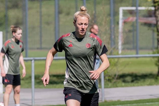 Carolin Simon (FC Bayern Muenchen Frauen, 30) GER, FC Bayern Muenchen Frauen, Fussball, UEFA Womens Champions League, Abschlusstraining vor Halbfinale gegen FC Barcelona, Barca Saison 2025 2026, 24.04.2026 (DFL DFB REGULATIONS PROHIBIT ANY USE OF PHOTOGRAPHS as IMAGE SEQUENCES and or QUASI-VIDEO). GER, FC Bayern Muenchen Frauen, Fussball, UEFA Womens Champions League, Abschlusstraining vor Halbfinale gegen FC Barcelona, Saison 2025 2026, 24.04.2026 Muenchen Copyright: xEibner-Pressefoto FranzxFeinerx EP_HFR