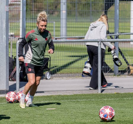 Linda Dallmann (FC Bayern Muenchen Frauen, 10) GER, FC Bayern Muenchen Frauen, Fussball, UEFA Womens Champions League, Abschlusstraining vor Halbfinale gegen FC Barcelona, Barca Saison 2025 2026, 24.04.2026 (DFL DFB REGULATIONS PROHIBIT ANY USE OF PHOTOGRAPHS as IMAGE SEQUENCES and or QUASI-VIDEO). GER, FC Bayern Muenchen Frauen, Fussball, UEFA Womens Champions League, Abschlusstraining vor Halbfinale gegen FC Barcelona, Saison 2025 2026, 24.04.2026 Muenchen Copyright: xEibner-Pressefoto FranzxFeinerx EP_HFR