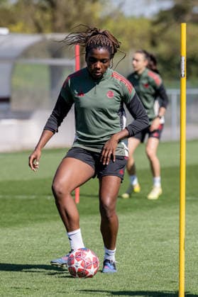 Bernadette Amani (FC Bayern Muenchen Frauen, 15) GER, FC Bayern Muenchen Frauen, Fussball, UEFA Womens Champions League, Abschlusstraining vor Halbfinale gegen FC Barcelona, Barca Saison 2025 2026, 24.04.2026 (DFL DFB REGULATIONS PROHIBIT ANY USE OF PHOTOGRAPHS as IMAGE SEQUENCES and or QUASI-VIDEO). GER, FC Bayern Muenchen Frauen, Fussball, UEFA Womens Champions League, Abschlusstraining vor Halbfinale gegen FC Barcelona, Saison 2025 2026, 24.04.2026 Muenchen Copyright: xEibner-Pressefoto FranzxFeinerx EP_HFR