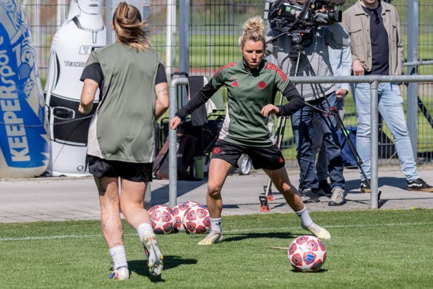 Linda Dallmann (FC Bayern Muenchen Frauen, 10) GER, FC Bayern Muenchen Frauen, Fussball, UEFA Womens Champions League, Abschlusstraining vor Halbfinale gegen FC Barcelona, Barca Saison 2025 2026, 24.04.2026 (DFL DFB REGULATIONS PROHIBIT ANY USE OF PHOTOGRAPHS as IMAGE SEQUENCES and or QUASI-VIDEO). GER, FC Bayern Muenchen Frauen, Fussball, UEFA Womens Champions League, Abschlusstraining vor Halbfinale gegen FC Barcelona, Saison 2025 2026, 24.04.2026 Muenchen Copyright: xEibner-Pressefoto FranzxFeinerx EP_HFR