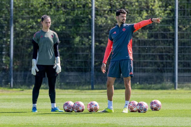 Maria Luisa Grohs (Torfrau, FC Bayern Muenchen Frauen, 01) mit Michael Netolitzky (Torwarttrainer, FC Bayern Muenchen Frauen) GER, FC Bayern Muenchen Frauen, Fussball, UEFA Womens Champions League, Abschlusstraining vor Halbfinale gegen FC Barcelona, Barca Saison 2025 2026, 24.04.2026 (DFL DFB REGULATIONS PROHIBIT ANY USE OF PHOTOGRAPHS as IMAGE SEQUENCES and or QUASI-VIDEO). GER, FC Bayern Muenchen Frauen, Fussball, UEFA Womens Champions League, Abschlusstraining vor Halbfinale gegen FC Barcelona, Saison 2025 2026, 24.04.2026 Muenchen Copyright: xEibner-Pressefoto FranzxFeinerx EP_HFR