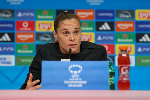 Ewa Pajor FC Barcelona, Barca 17) gestikuliert bei der Pressekonferenz, GER, Internationale Pressekonferenz, FC Barcelona, Fussball, UEFA Womens Champions League, Halbfinale, Hinspiel, Saison 2025 2026, 24.04.2026, GER, Internationale Pressekonferenz, FC Barcelona, Fussball, UEFA Womens Champions League, Halbfinale, Hinspiel, Saison 2025 2026, 24.04.2026 Muenchen Copyright: xEibner-Pressefoto JennixMaulx EP_JML