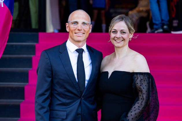 24.04.2026, GER, Aktuelles, Goldene Nacht des Thüringer Sports organisiert durch den Landessportbund Thüringen Siftung Thüringer Sporthilfe Erik Lesser gemeinsam mit Nadine Neuber Die Goldene Nacht des Thüringer Sports zur Ehrung der Sportlerinnen und Sportler des Jahres 2025 sowie der Thüringer Ehrenamtliche des Jahres 2025, fand in der ausgebuchten Zentralheize vor 336 Gästen statt. Das Programm, bestehend aus Show, Ehrungen (Sportler Sportlerin Mannschaft und Ehrenamtlichen des Jahres 2025) und starken Momenten wie einigen emotionalen Rückblicken sowie ein feierlicher Einmarsch der Olympiateilnehmer 2026. Eine Rekordbeteiligung gab es bei den Abstimmungen. Dabei wurden 11.135 Stimmen gezählt. Ranking: Thüringer Sportlerin des Jahres 2025 1.Platz Mia Bitsch, Karate Bushido Waltershausen; 22,82% 2.Platz Merle Fräbel, Rennrodeln RT Suhl; 13,94% 3.Platz Lena Oppermann, Rettungsschwimmen DLRG Halle-Saalekreis; 13,61% Thüringer Sportler des Jahres 2025 1.Platz Max Langenhan, Rennrodeln BRC 05 Friedrichroda; 27,13% 2.Platz Nils Dunkel, Turnen SV Halle; 17,01% 3.Platz Justus Mörstedt, Flossenschwimmen SC DHfK Leipzig; 10,98% Thüringer Mannschaft des Jahres 2025 1.Platz RSB Thuringia Bulls, Rollstuhlbasketball; 15,16% 2.Platz THC Erfurt-Bad Langensalza, Handball; 14,87% 3.Platz Rennrodelteam Hannes Orlamünder Paul Gubitz, RRC Zella-Mehlis; 13,94% Thüringer Ehrenamtliche des Jahres 2025 1.Platz Organisationsteam Erfurter Nachtlauf 2025; 15,58% GutsMuths-Rennsteiglaufverein, MTV 1860 Erfurt, Skisportverein Erfurt, USV Erfurt 2.Platz Trainerteam Nadine Breier, Marcus Mühr, Peter Hopf Special Olympics Thüringen; 15,10 % 3.Platz RSC Turbine Erfurt; 10,38% Organisationsteam Steher- und Derny-Rennen EM und DM 2025 99084 Erfurt Eventlocation ZENTRALHEIZE Thüringen Deutschland *** 24 04 2026, GER, Sport News, Golden Night of Thuringian Sport organized by the State Sports Association of Thuringia Siftung Thüringer Sporthilfe Erik Lesser together with Nadine Neuber The Golden Night of Thuringian Sport to honour the Athletes of the Year 2025 and the Thuringian Volunteers of the Year 2025 took place in the fully booked Zentralheize in front of 336 guests The program, consisting of show, The program, consisting of a show, awards for athletes, sportswomen, teams and volunteers of the year 2025 and strong moments such as some emotional reviews and a ceremonial entry of the 2026 Olympic participants There was a record turnout for the votes, with 11,135 votes counted Ranking Thuringian Sportswoman of the Year 2025 1 place Mia Bitsch, Karate Bushido Waltershausen 22.82 2 place Merle Fräbel, Luge RT Suhl 13.94 3 place Lena Oppermann, Lifeguard DLRG Halle Saalekreis 13.61 Thuringian Athlete of the Year 2025 1 place Max Langenhan, Luge BRC 05 Friedrichroda 27.13 2 place Nils Dunkel, Gymnastics SV Halle 17.01 3 place Justus Mörstedt, fin swimming SC DHfK Leipzig 10.98 Thuringian team of the year 2025 1 place RSB Thuringia Bulls, wheelchair basketball 15.16 2 place THC Erfurt Bad Langensalza, handball 14.87 3 place luge team Hannes Orlamünder Paul Gubitz, RRC Zella Mehlis 13.94 Thuringian Volunteer of the Year 2025 1 place Organization Team Erfurter Nachtlauf 2025 15.58 GutsMuths Rennsteiglaufverein, MTV 1860 Erfurt, Skisportverein Erfurt, USV Erfurt 2 place Trainer Team Nadine Breier, Marcus Mühr, Peter Hopf Special Olympics Thüringen 15.10 3 place RSC Turbine Erfurt 10.38 Organizing team Steher and Derny races EM and DM 2025 99084 Erfurt
